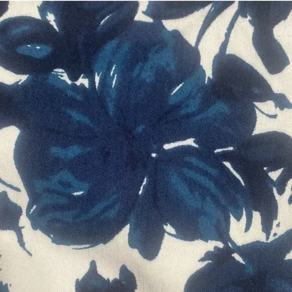 Margaret M Slimming Navy Blue & White Floral Shorts Women Size XS - Picture 3 of 10